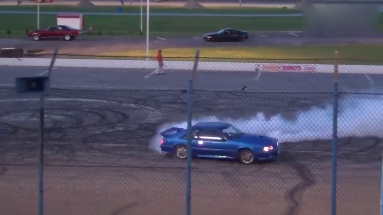 改装车赛道拉烟玩漂移 画面太棒了！