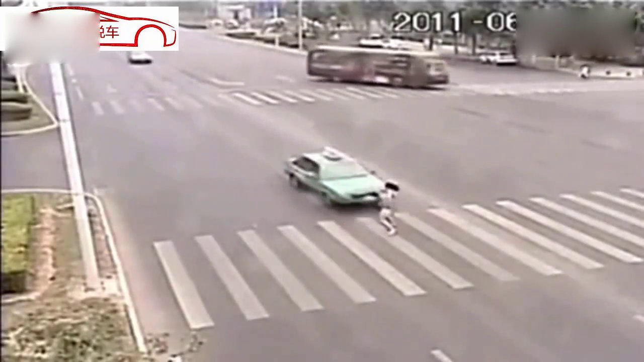 斑马线上的女子以为出租车会提前刹车，接下来一幕悲剧了