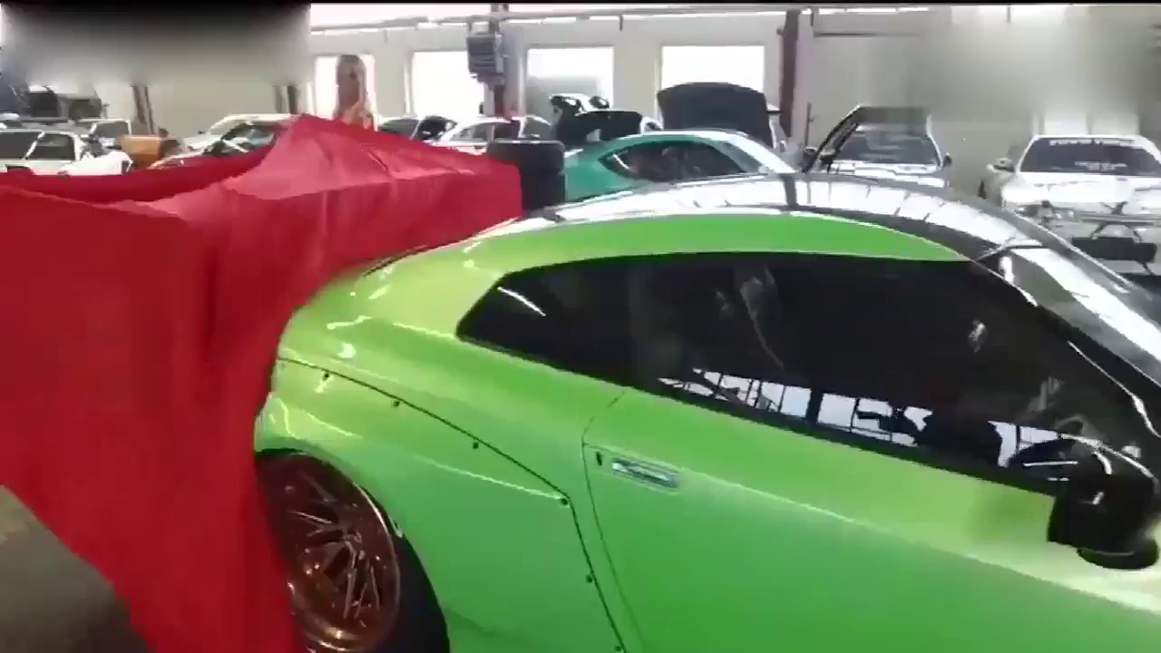 当车布掀开的瞬间，跑车惊艳到我了，就是想问这车么怎么开？