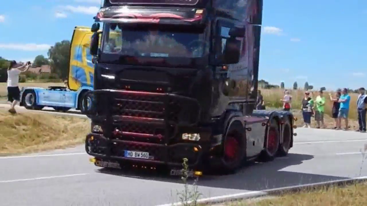 好多人聚集在路口看这些漂亮的欧洲卡车