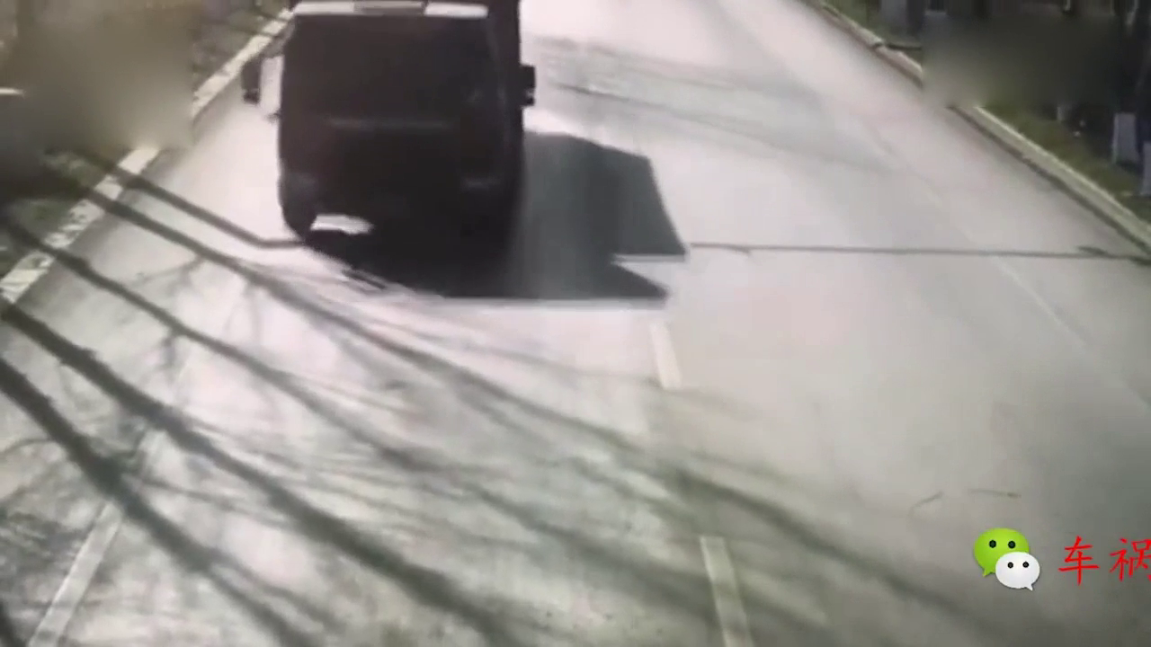 没有一点点防备，出租车这么任性，害惨了大货车！