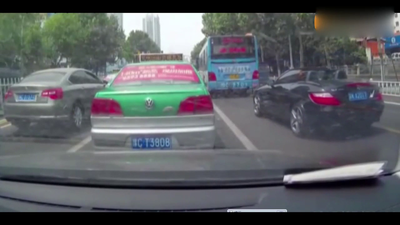 奔驰女司机强行实线变道 出租车直接顶了上去