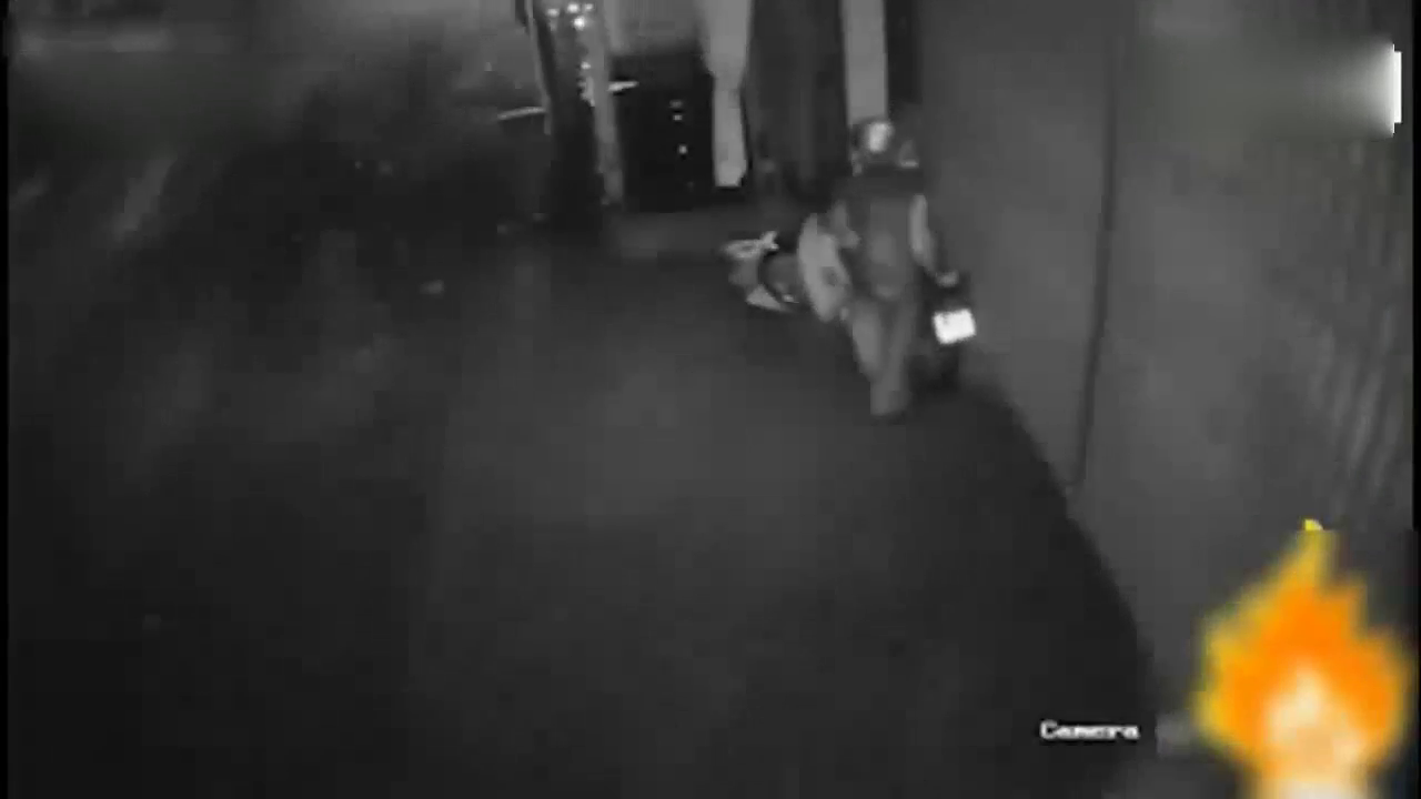 本以为电动车男子是避雨，可接下来竟做出让人愤怒的一幕