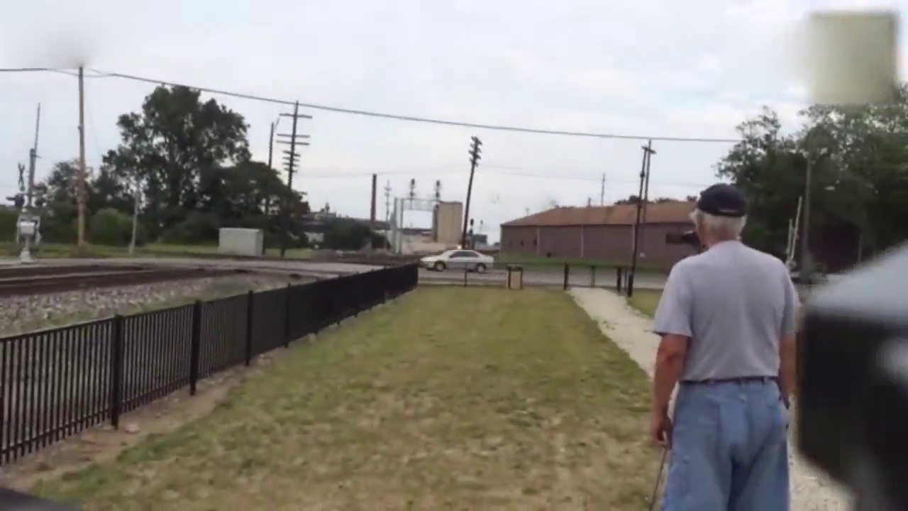 罕见！超长火车竟是由卡车挂车连接组成的