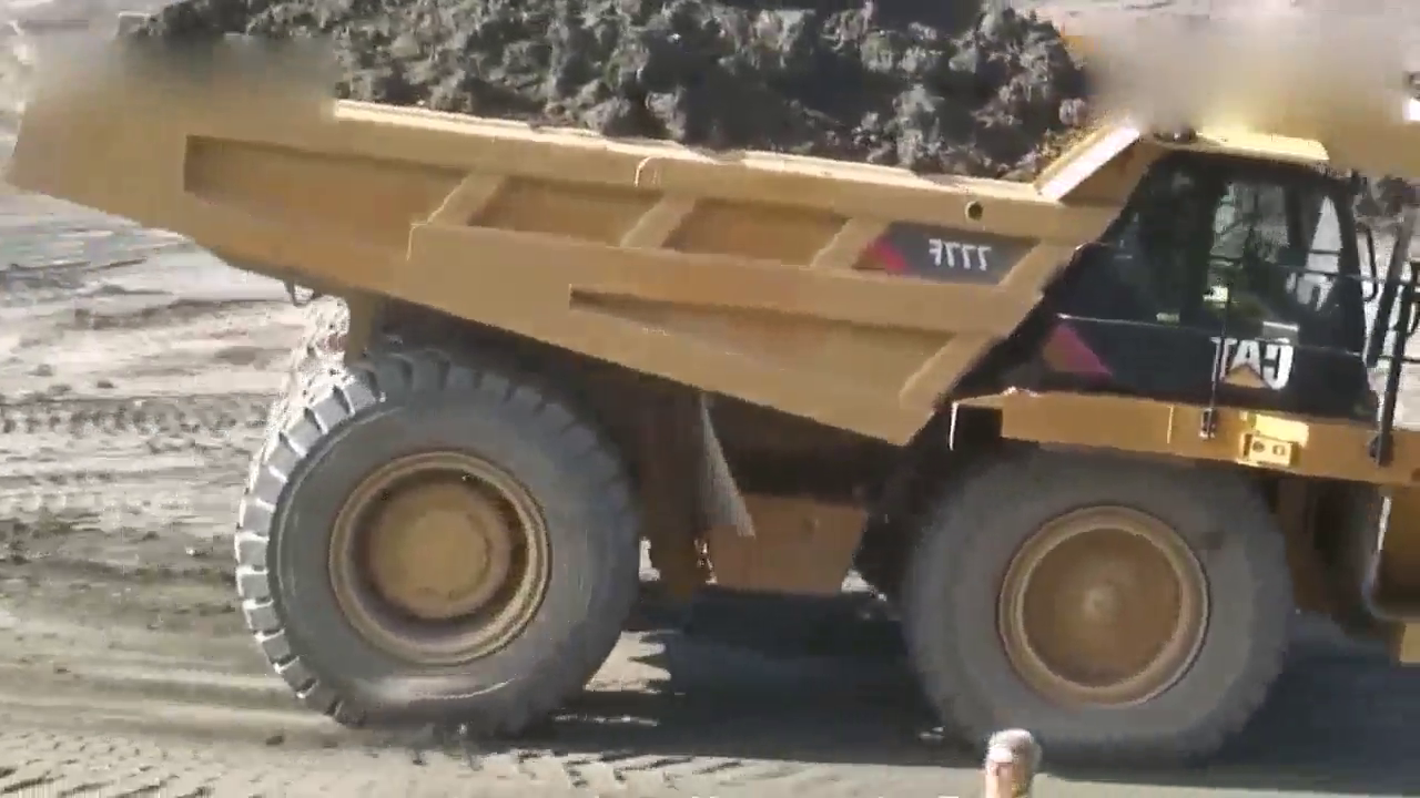 180吨的大卡车来一个紧急制动，质量着实是好