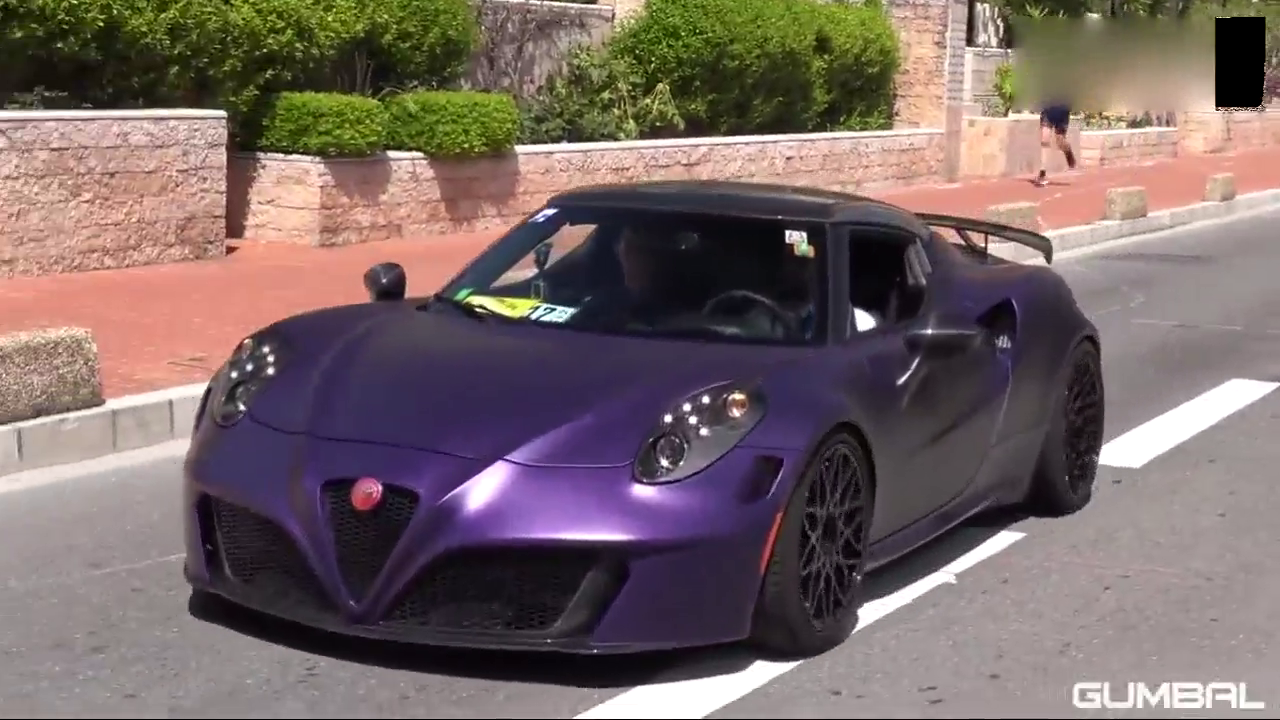 紫色神秘跑车出现，路人围观拍照，这车一看就不便宜