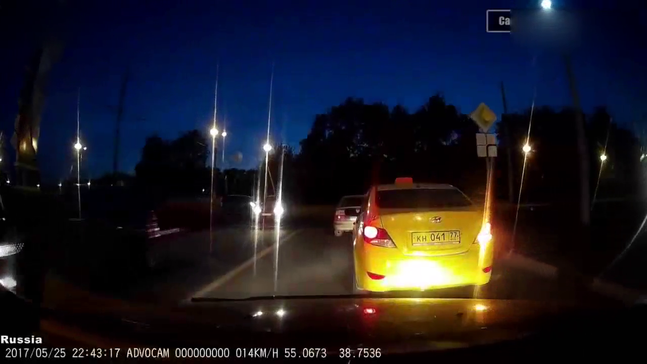 撞上出租车后瞬间起火，机车手为自己的鲁莽付出生命的代价