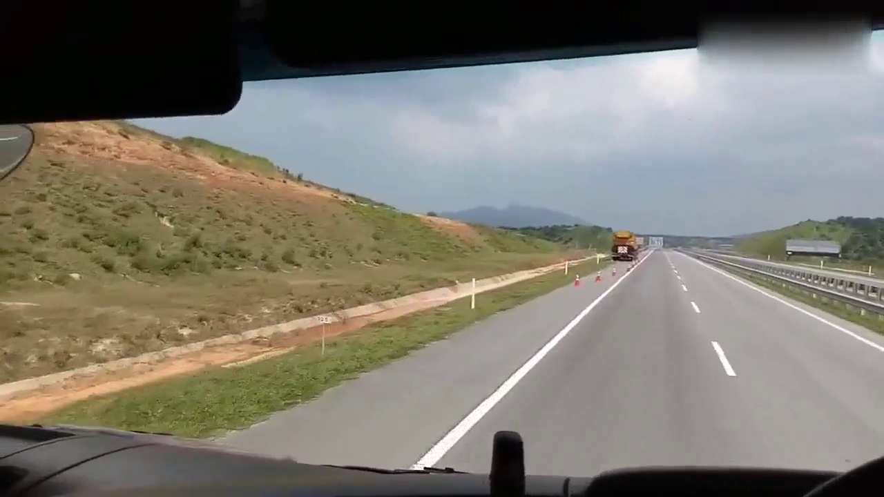 斯堪尼亚G460大卡车在高速上运行，驾驶舱视角