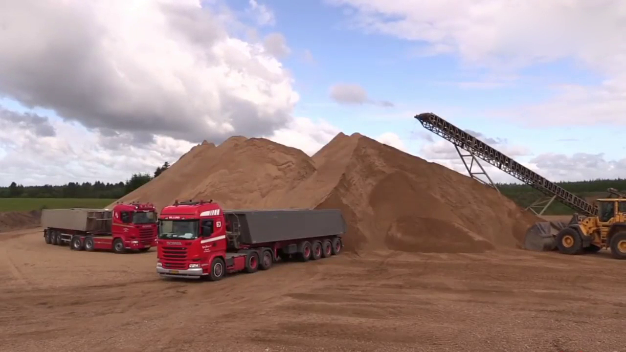 斯堪尼亚大卡车，够沃尔沃装载机忙活一阵