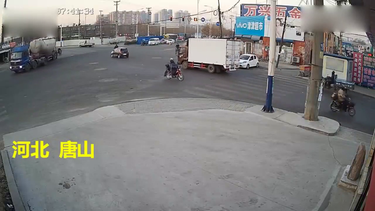 大货车转弯将电动车驾驶人碾压身亡!