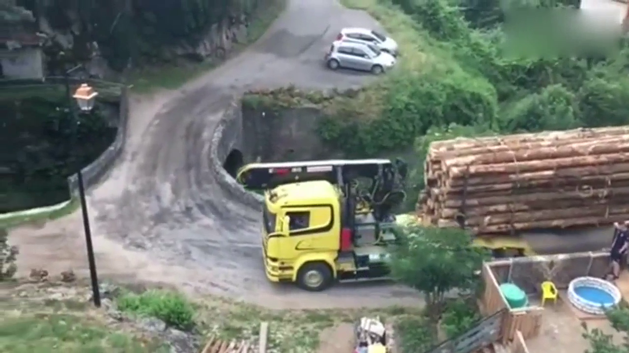 无法想象，几十米长的卡车就这样过了桥，路人都看出一身冷汗