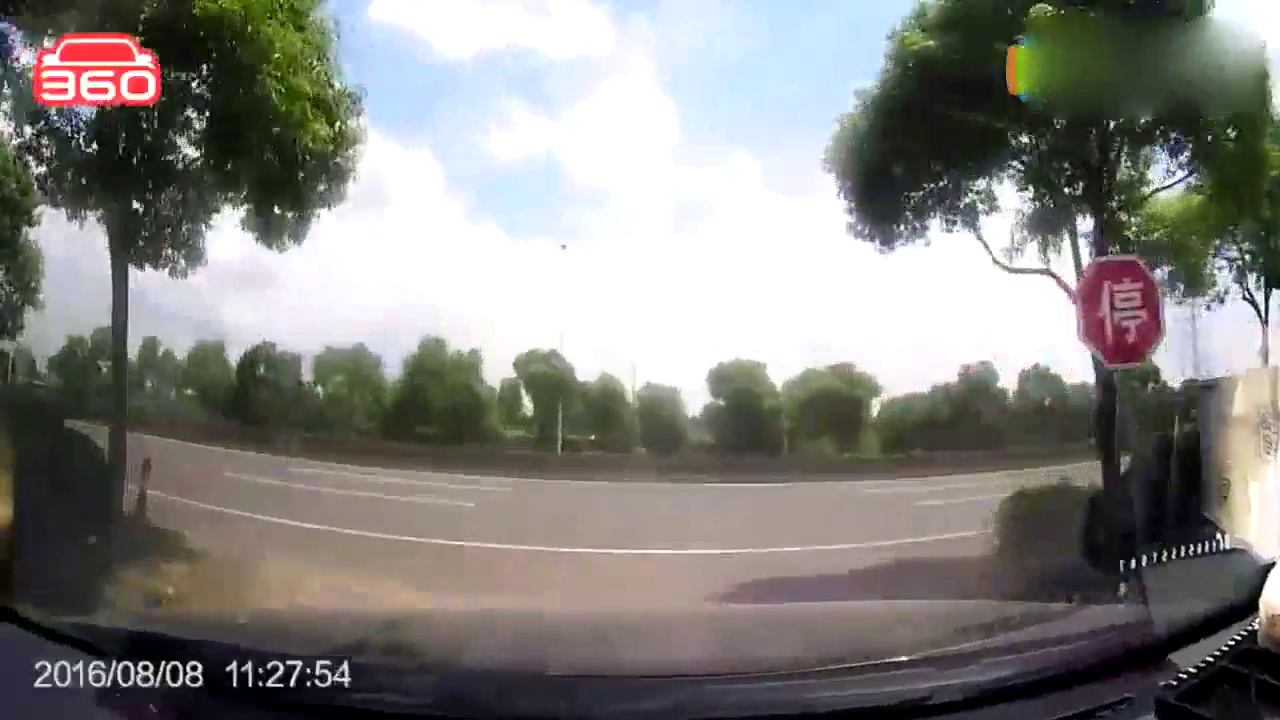 摄像车撞倒工人电动车，拖鞋都飞了