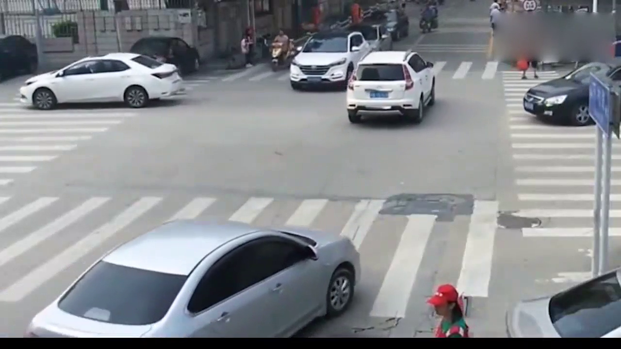 万万没想到电动车女子这样骑车，3秒后失去了活命的机会