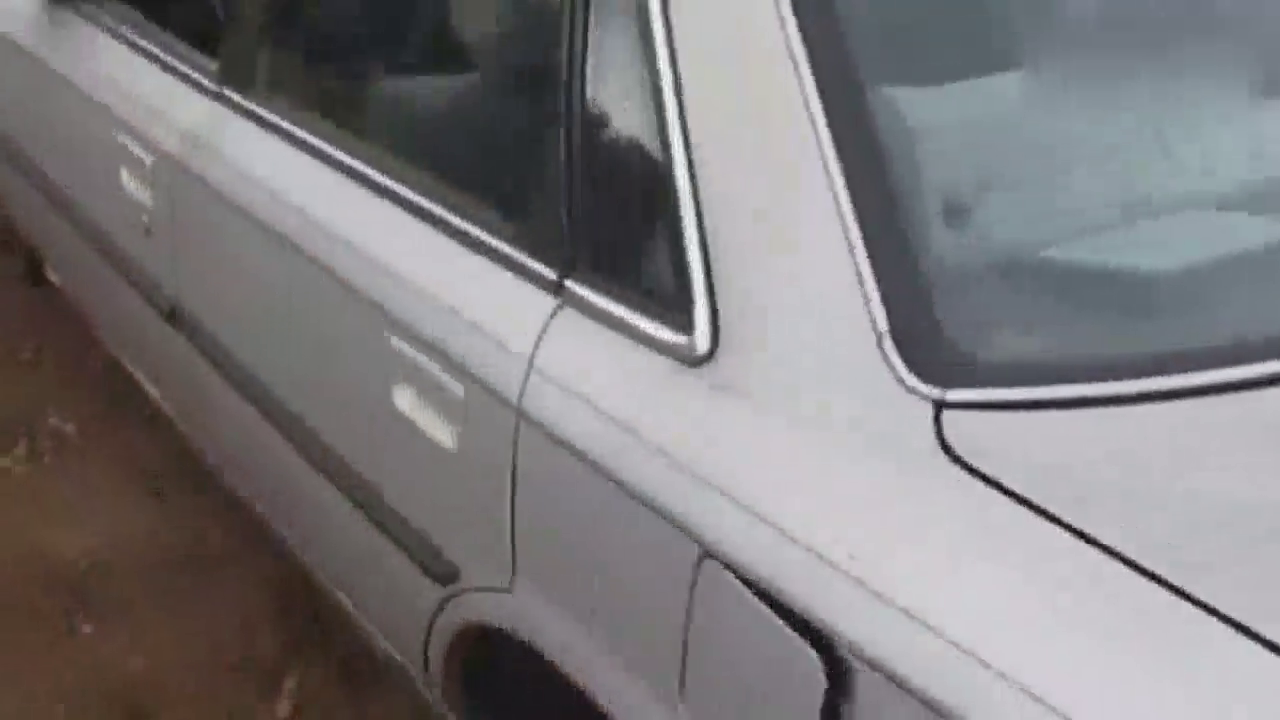 国外穷学生野外碰运气捡车，外表看起来新新的跑车就被扔了，捡走