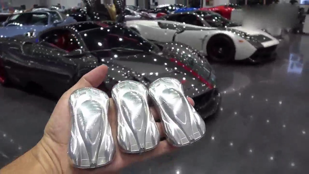 三辆帕加尼跑车，坐进车里才知道啥叫豪华跑车，四根排气管帅爆了