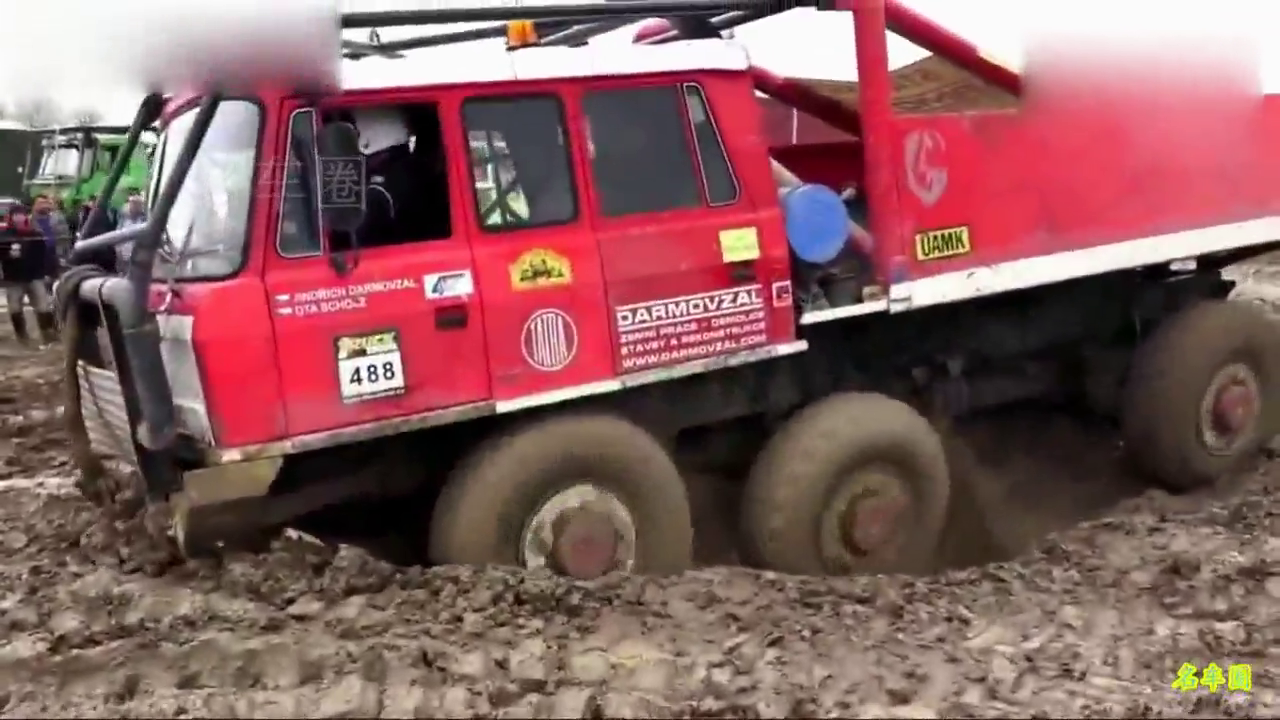 国外这种大卡车厉害了，上坡下水来去自如，开眼界了