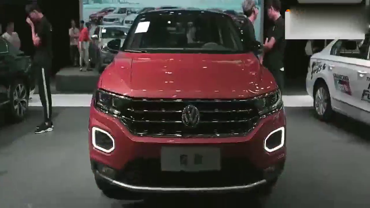 DJ女司机带您游玩豪华车展，嗨起来