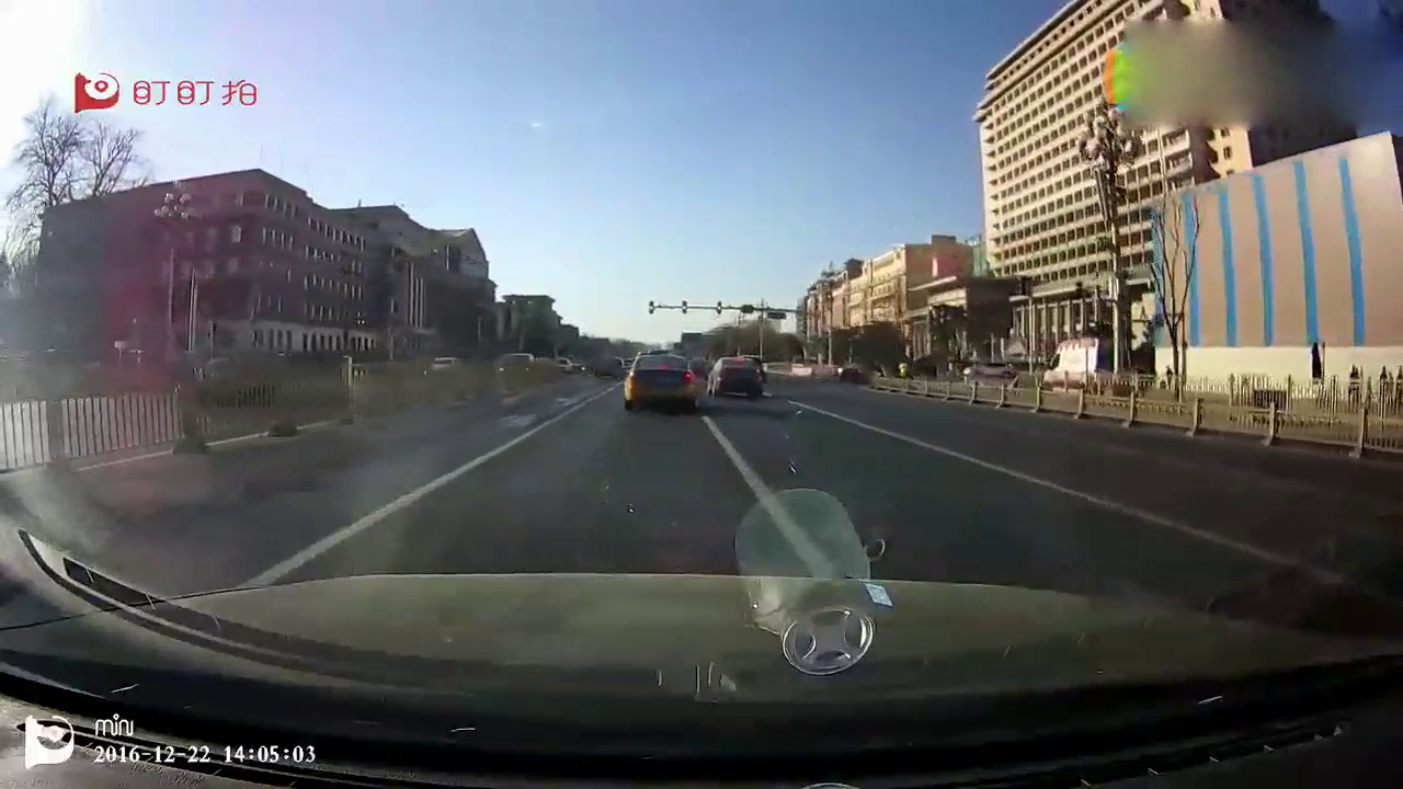 上一秒还挺高兴 出租车遭追尾一脸懵逼