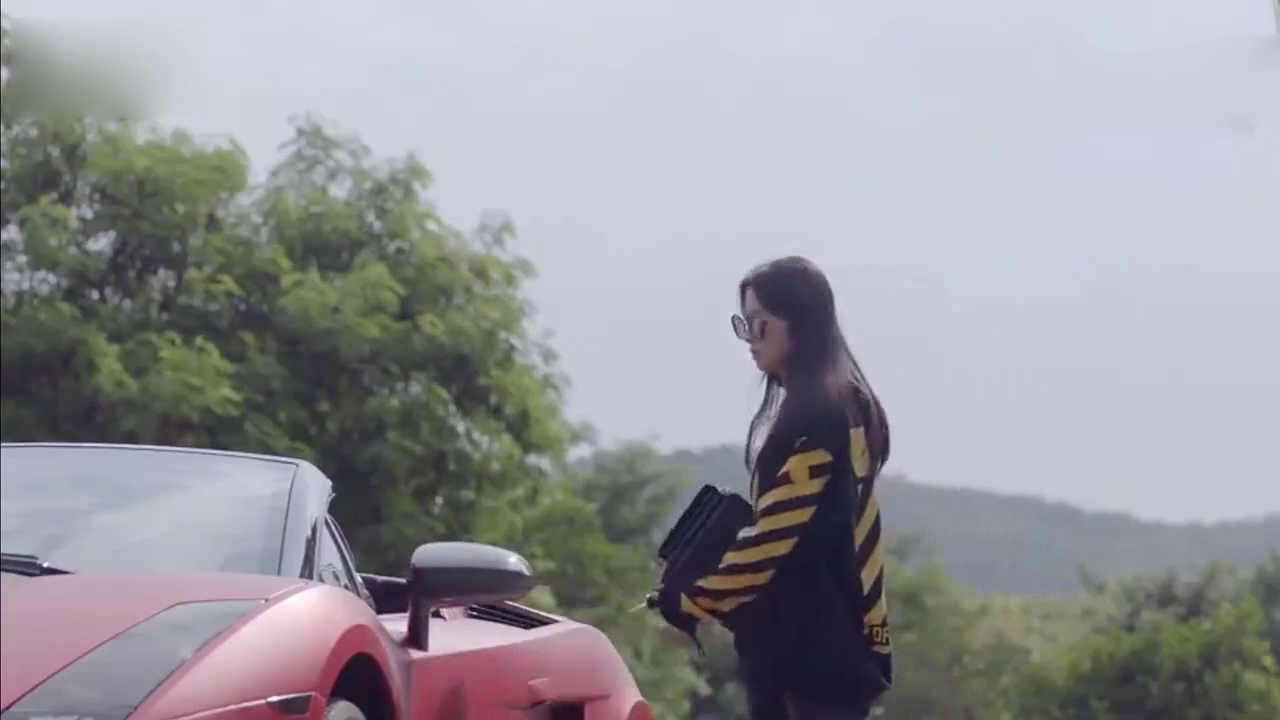 小伙撩妹撞了辆四百多万的跑车，女同伴一听价格吓坏了