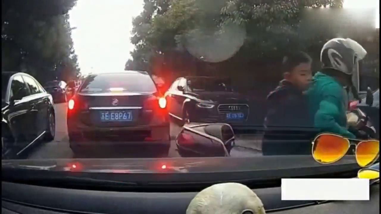 疯狂的电动车，连撞3辆车还想逃，这次赔大了
