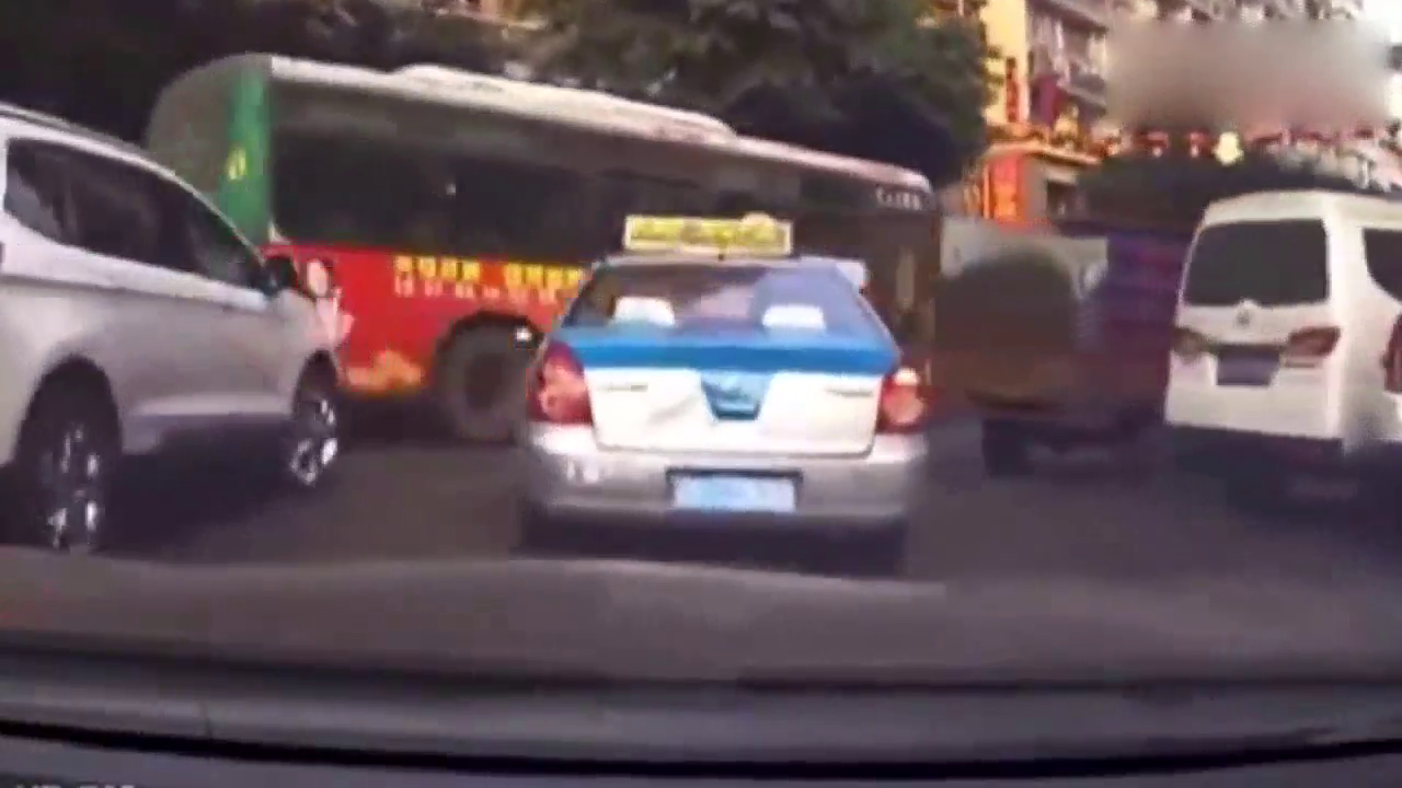 同时右拐互不相让，出租车与越野车不撞车才怪