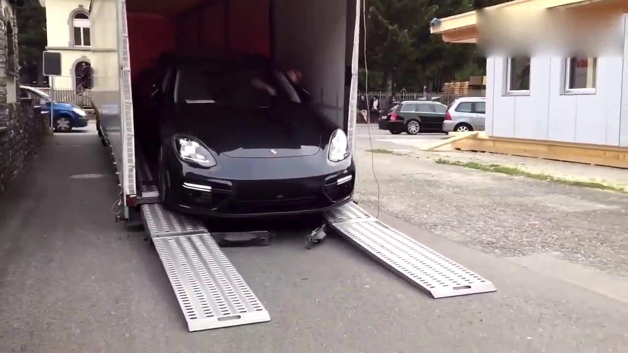 两辆保时捷停在一起，对面的跑车亮了