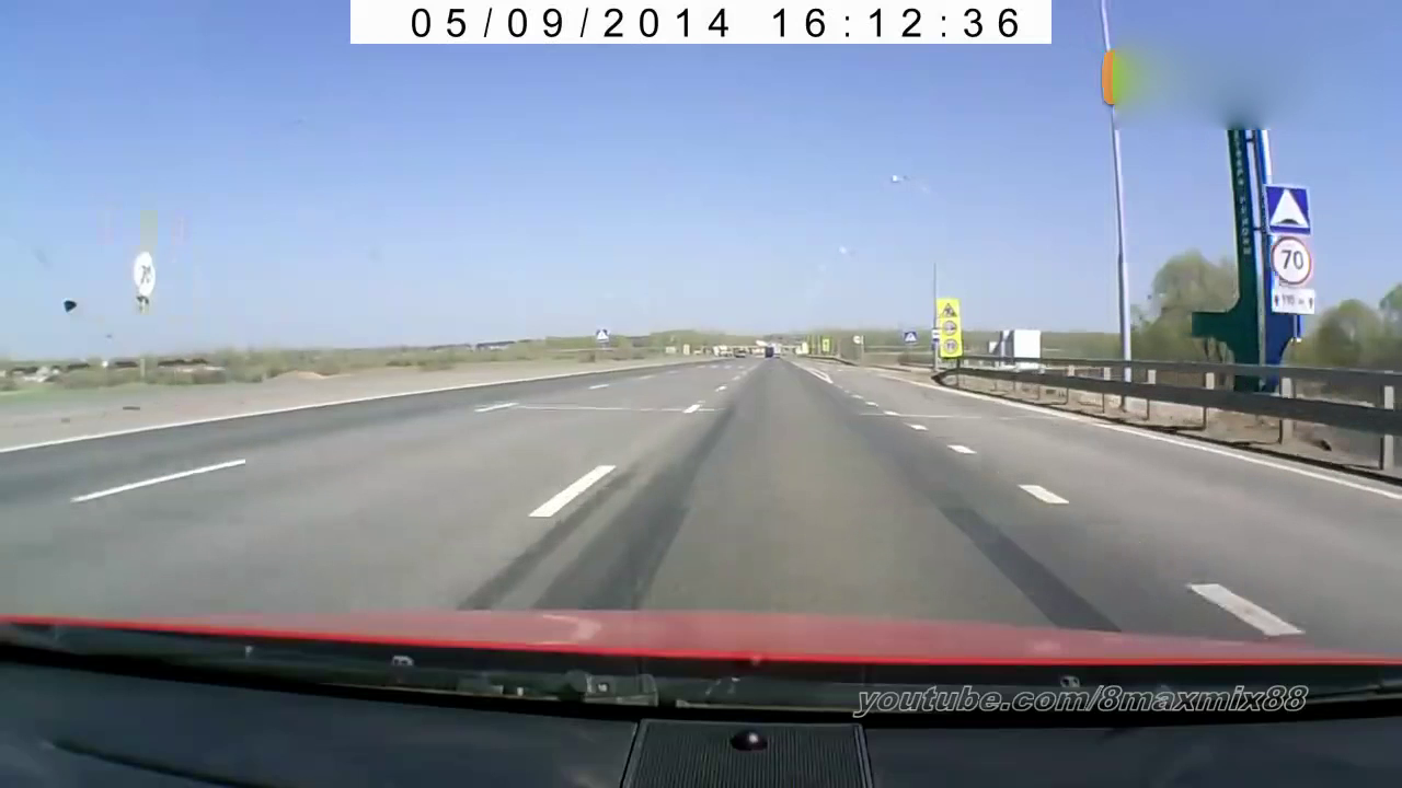 一组卡车高速行驶导致货物被甩下视频