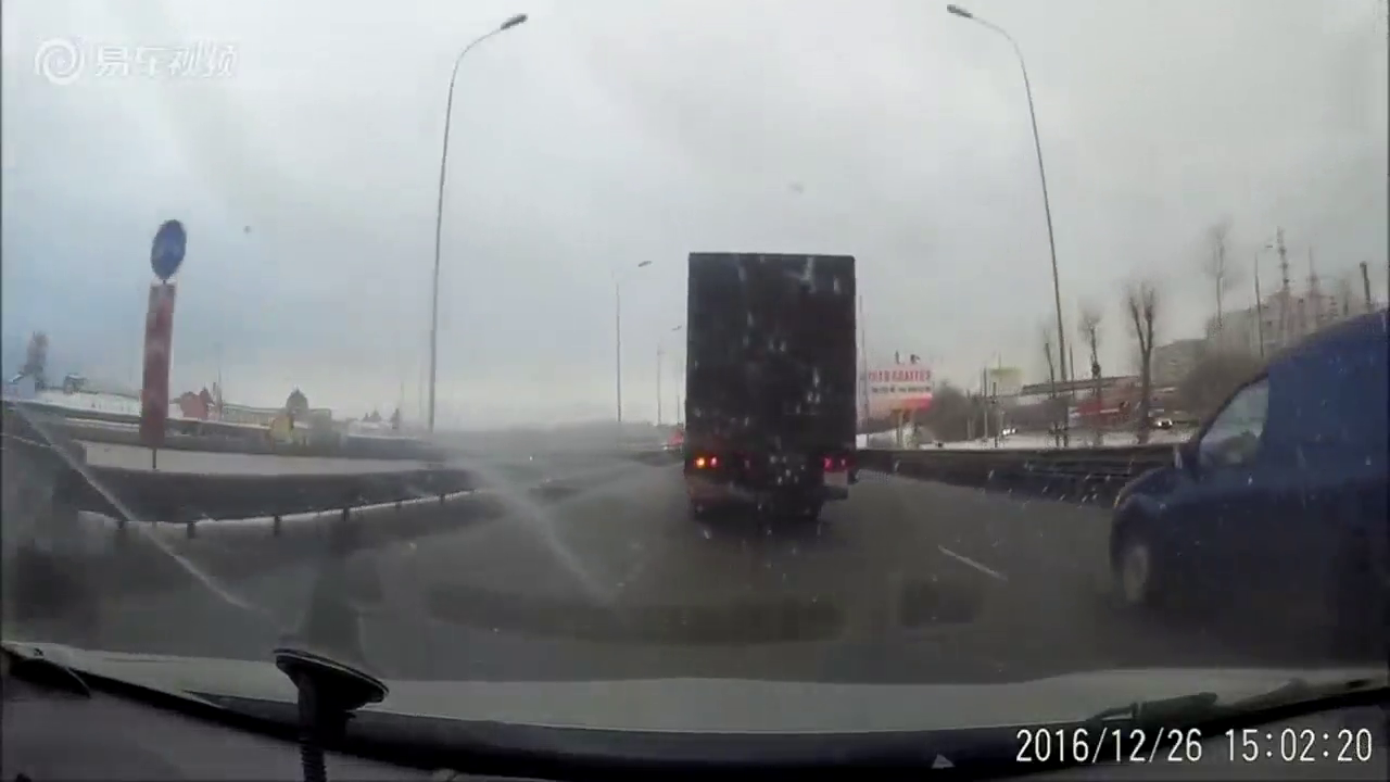 记录仪：汽车在两卡车夹缝中行驶 遭遇躲都躲不过的