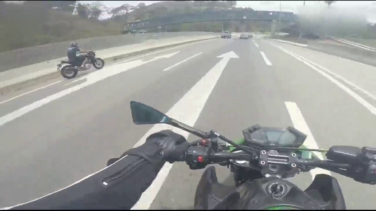 四缸摩托车开上高速，街车与跑车有多大区别