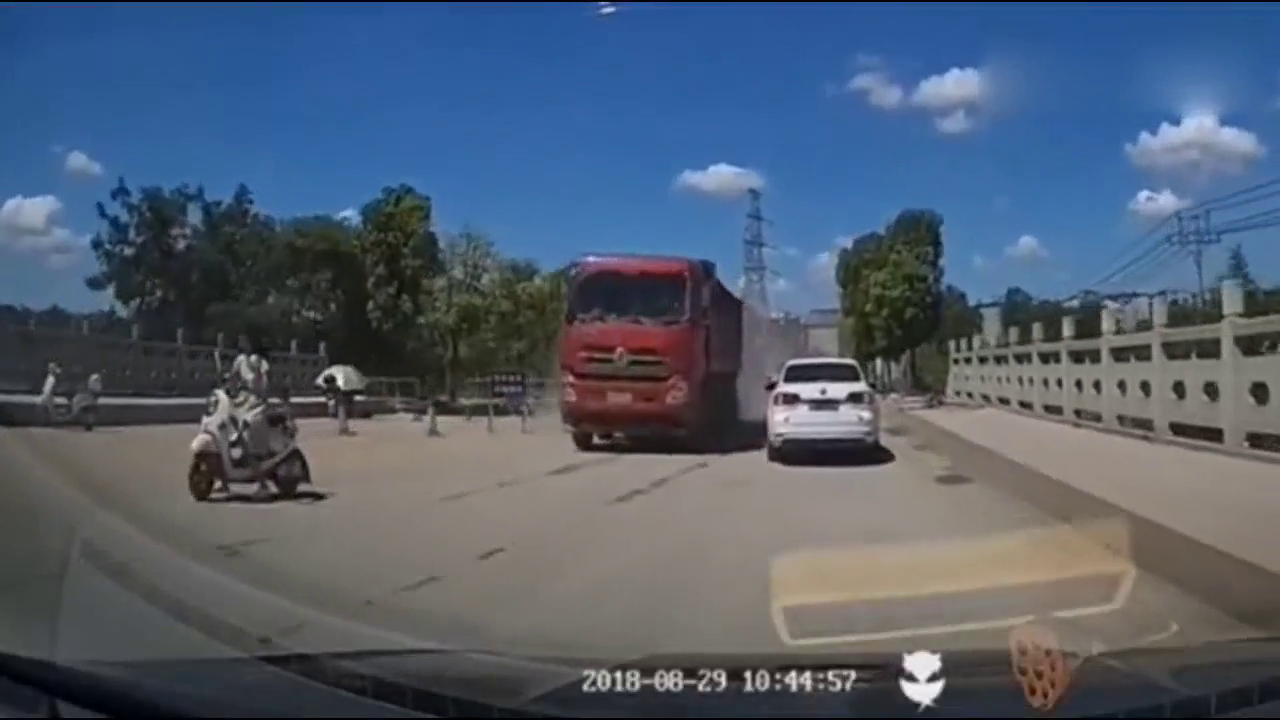 这么作死电动车还第一次见，没死算你命大！