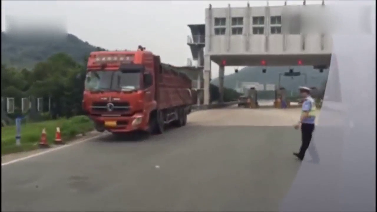 这大卡车轮胎都没有了，还继续行驶，司机也太大胆了！