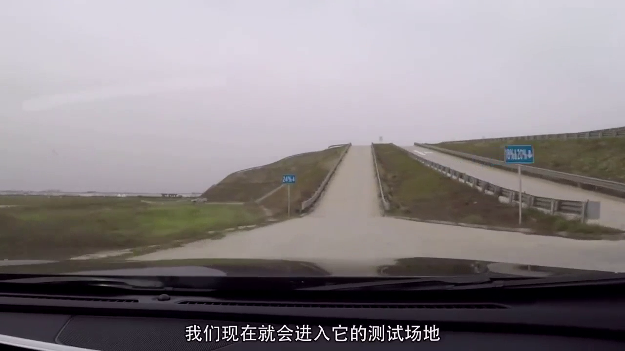 主持人驾驶着纯黑色的长城wey体验测试项目，舒适性赶超合资车