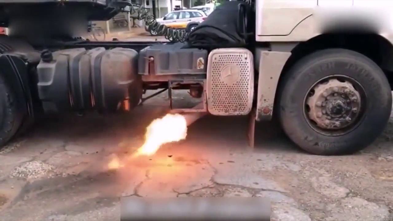 这卡车是装了点火装置吗？加次油门喷次火，看着很炫酷的样子