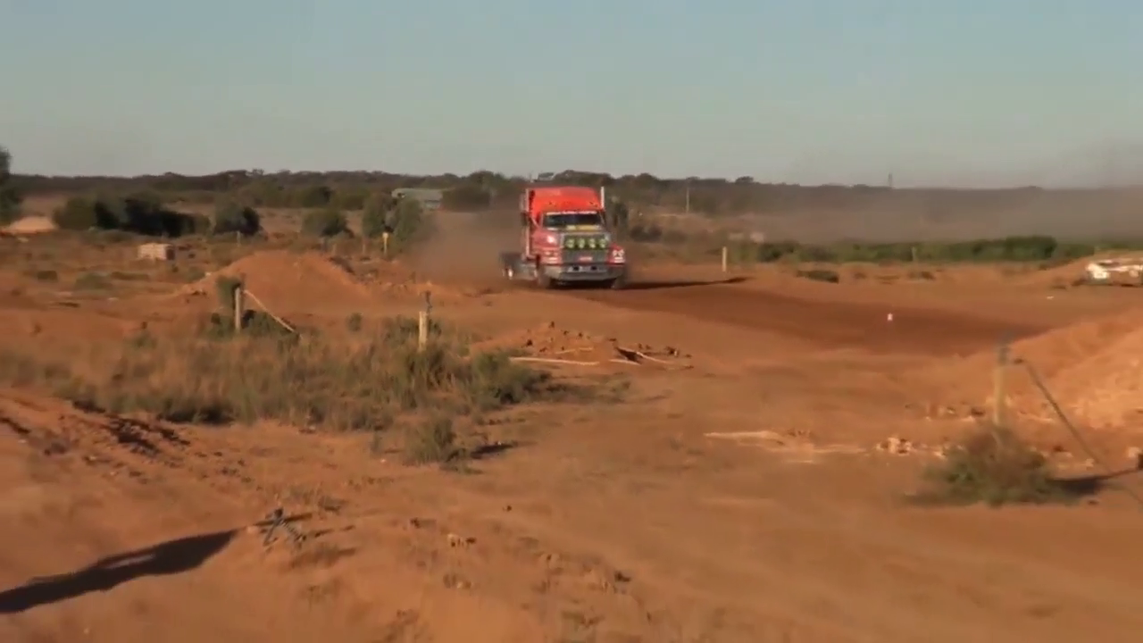 任何跑车都比不了，十吨重卡腾空跃起！