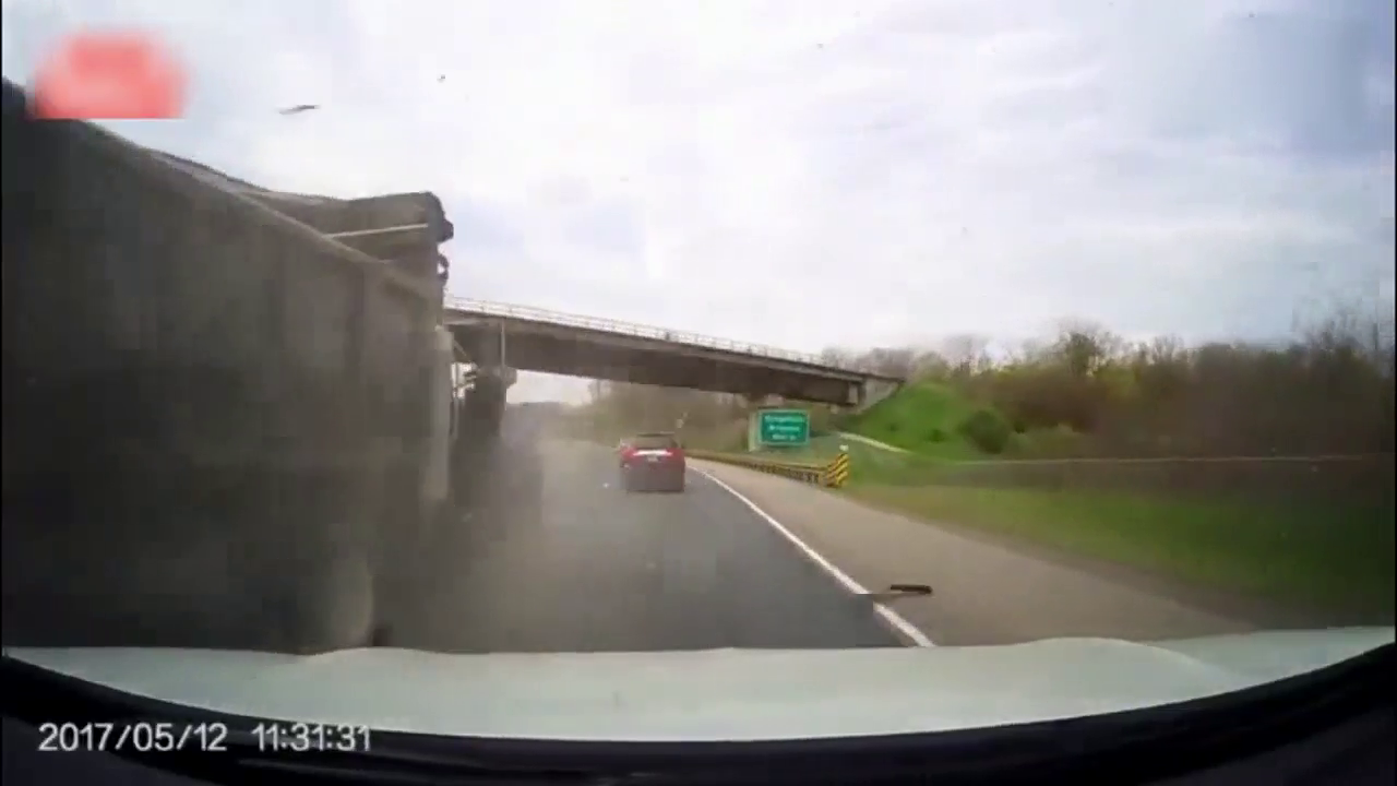 与死神擦身而过，大卡车高速路上爆胎