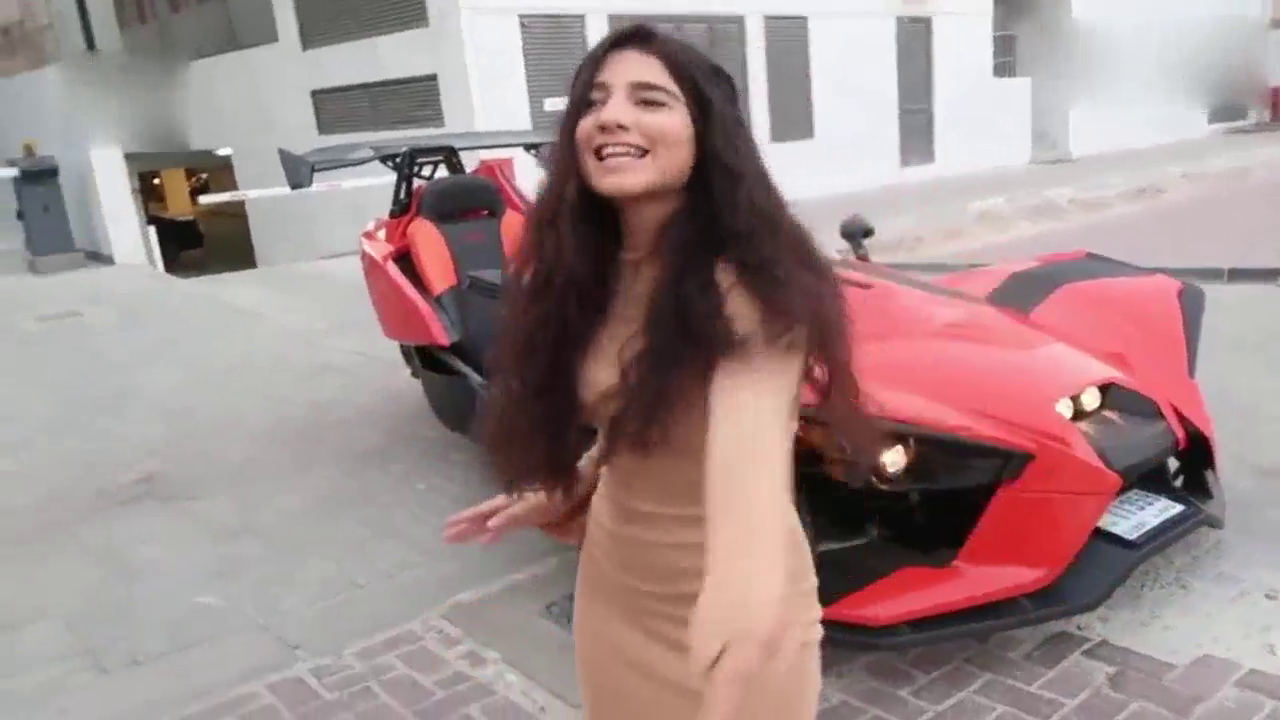 穿着裙子开跑车，妹子太拉风了！