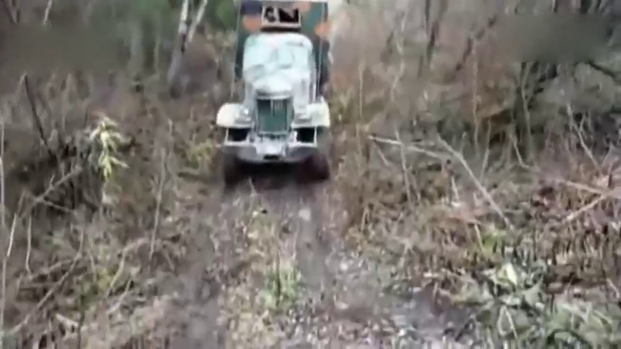 重型大卡车挣脱束缚的一瞬间，霸气刚刚开始！