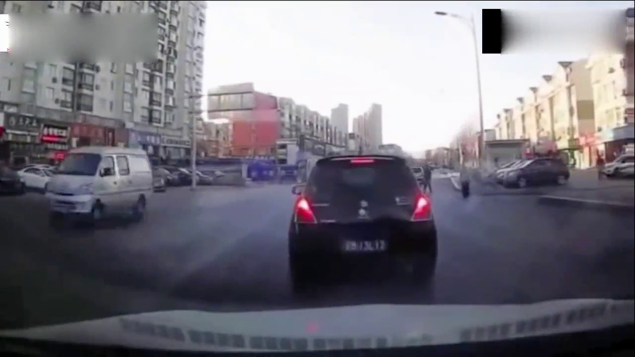 这是我见过最猖狂的出租车，逆行超车不礼让行人，真可恨