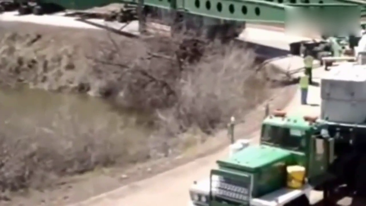 最长的卡车过弯道，车斗在悬崖上悬空，给2万工资也不做，赔不起