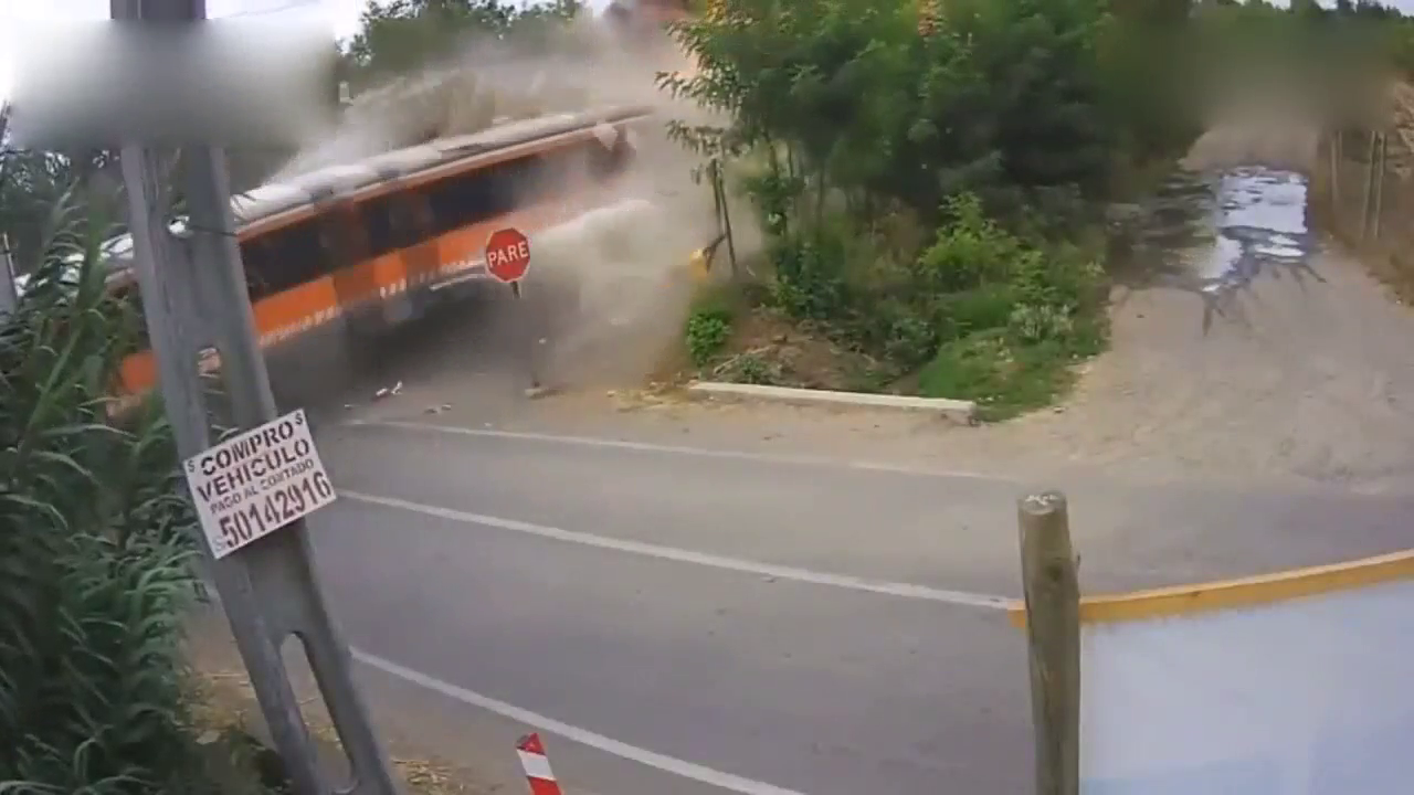 极速“斩首”！铁道路口卡车被火车拦腰斩断