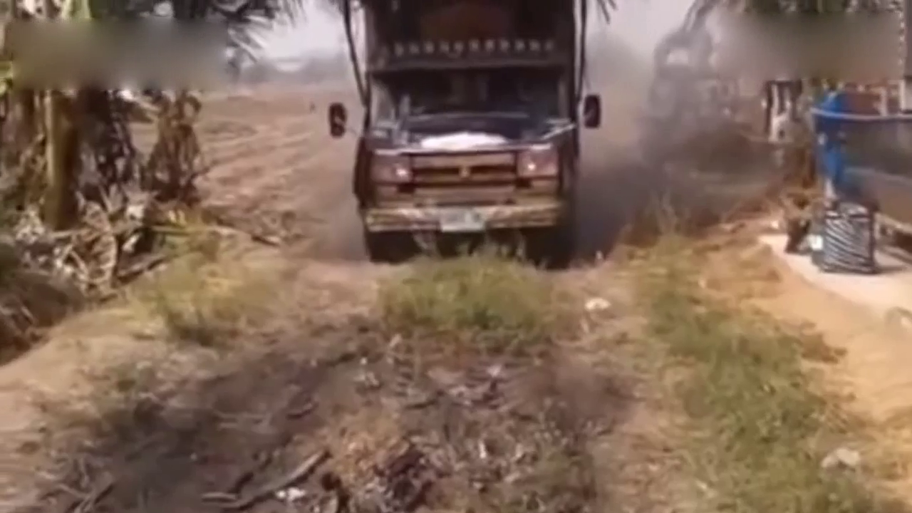 重型卡车车祸瞬间，整个车头悬在100多米高空，场面惊心动魄