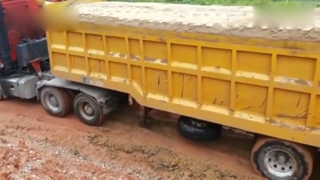 重型卡车拉着一车土爬不上坡 挖掘机用这个办法帮助了它