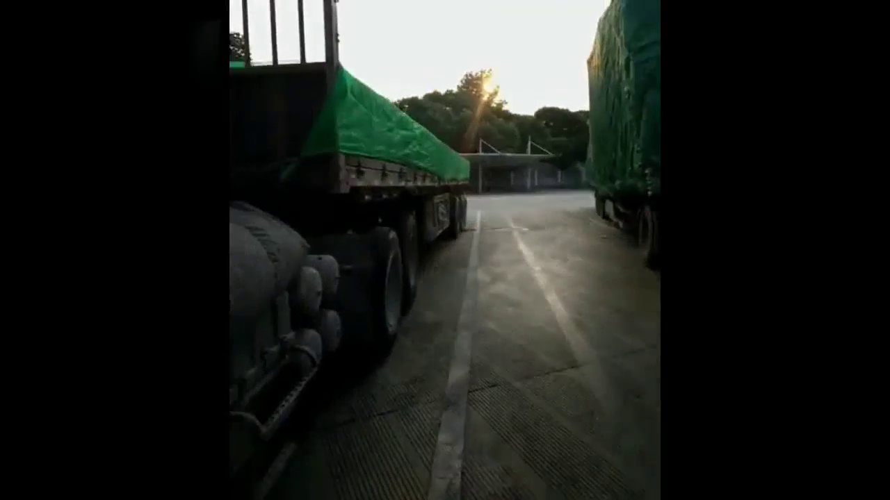 这车货歪了，卡车不好跑了