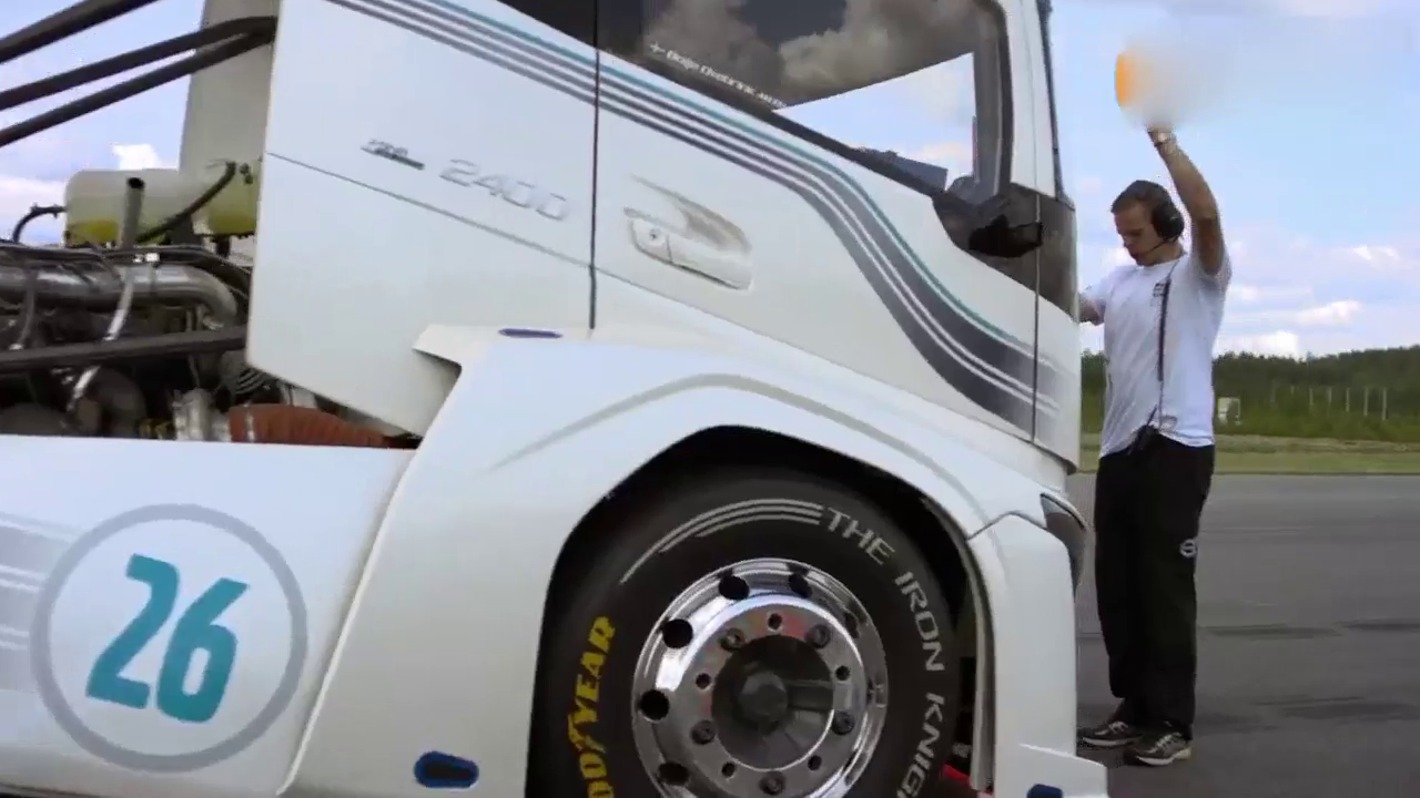 这部沃尔沃卡车，是世界上跑得最快的卡车？！