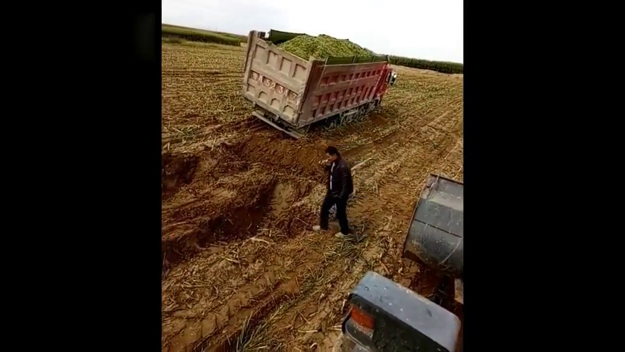 重型卡车走农田就是悲催