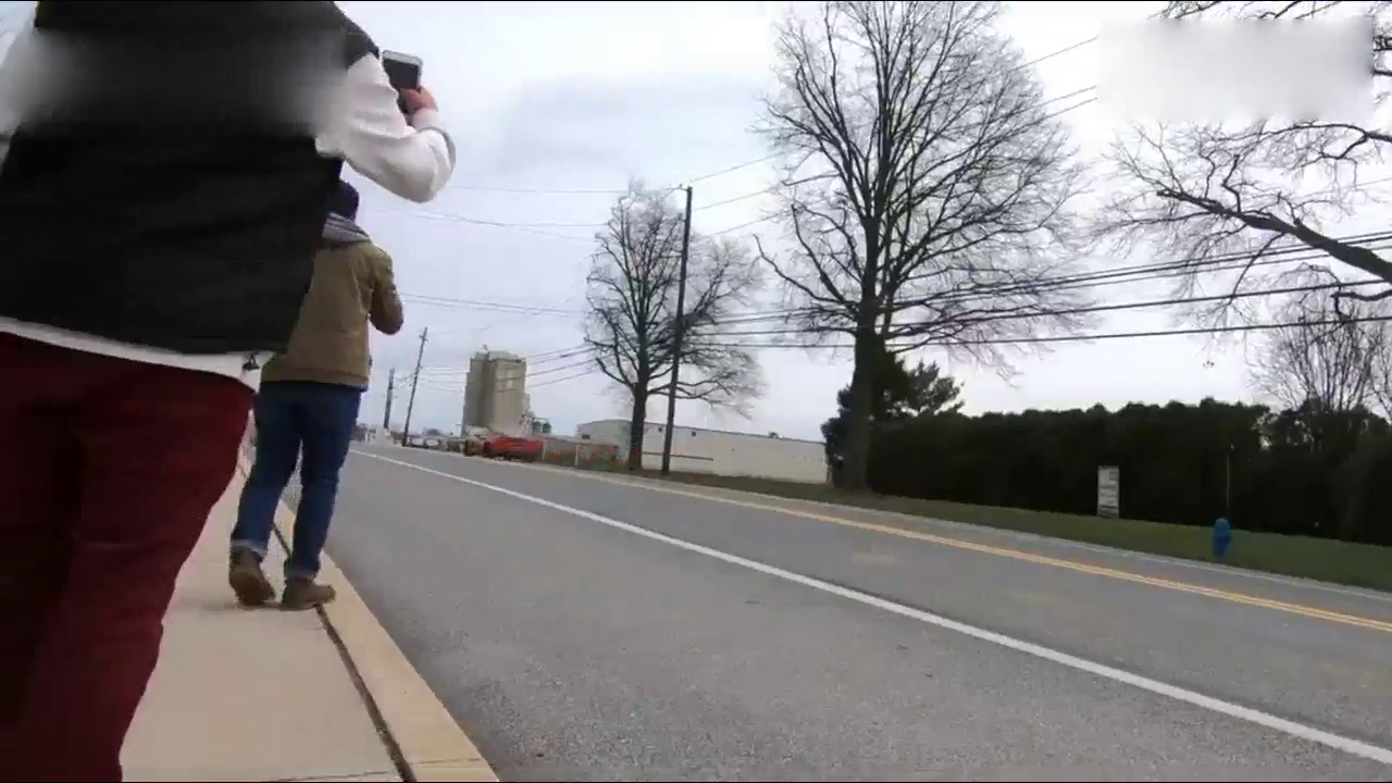 这辆跑车引来大批人围观