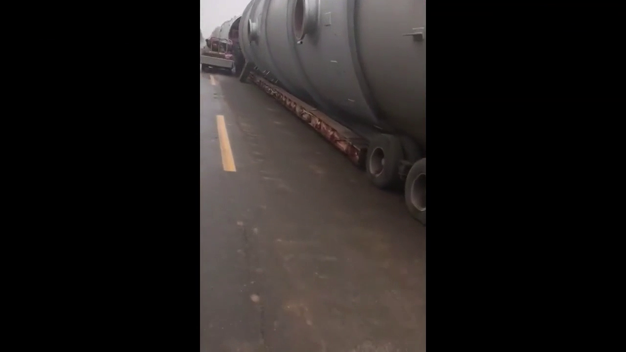 这车底盘真低，跑车也不至于这样子