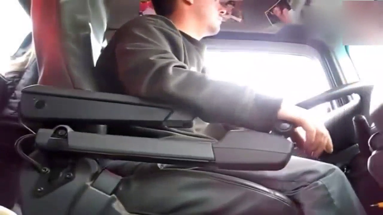 国外司机开卡车，他是怎样换挡的