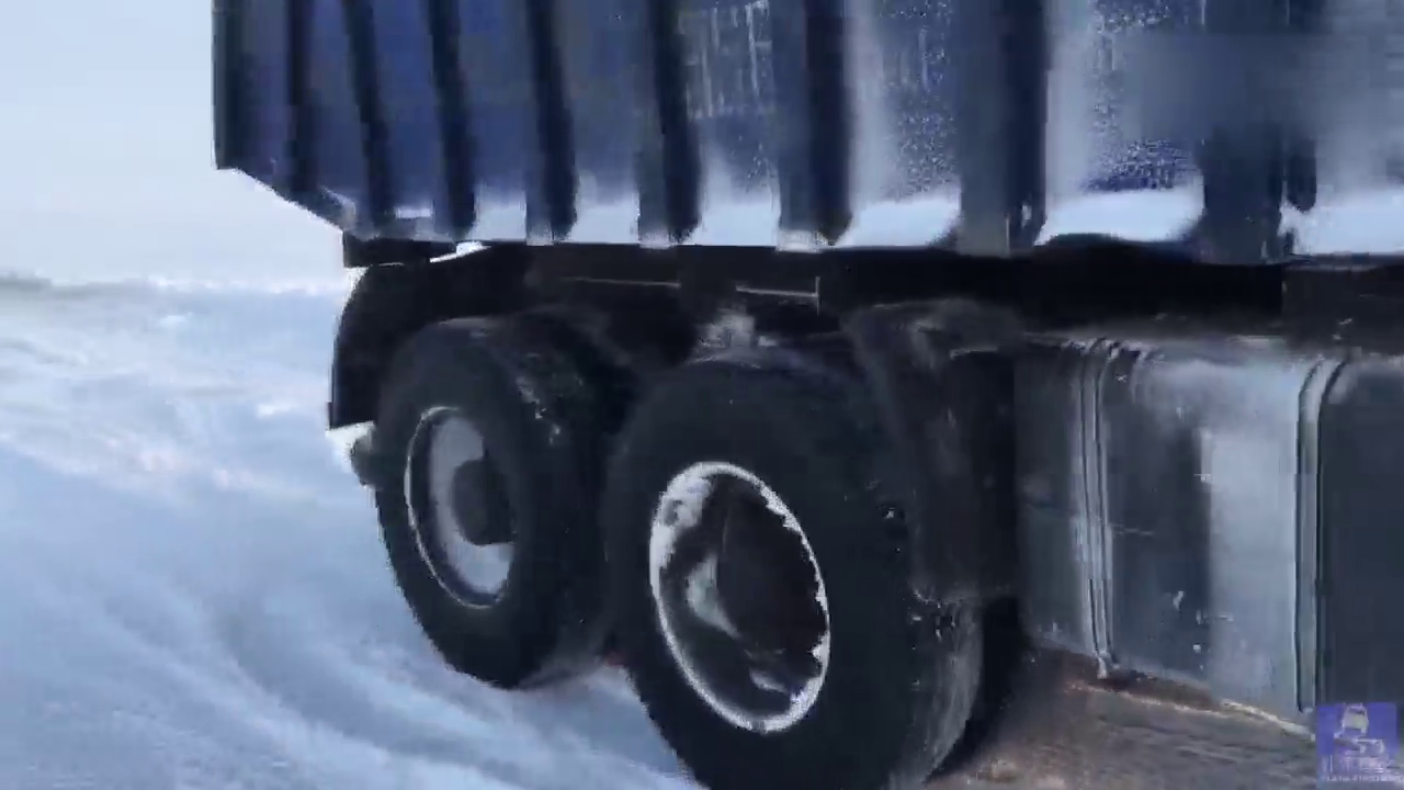 俄罗斯西伯利亚茫茫雪原中的卡车，司机在无尽的苍凉中前行