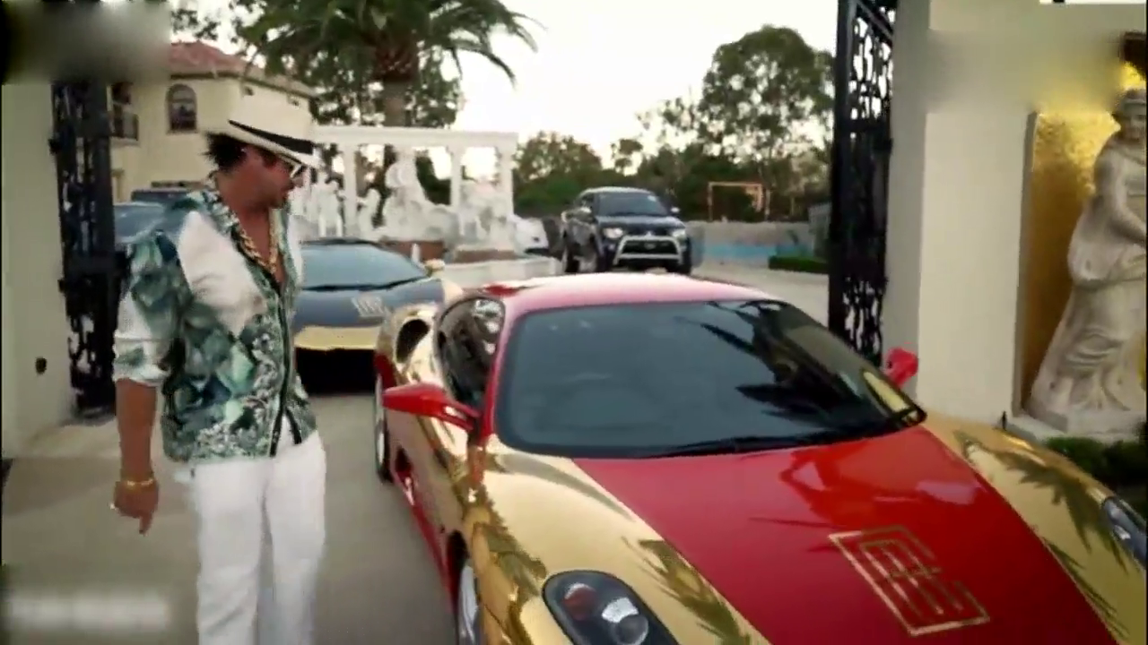 土豪带你参观自己的车库，各种超级跑车犹如车展